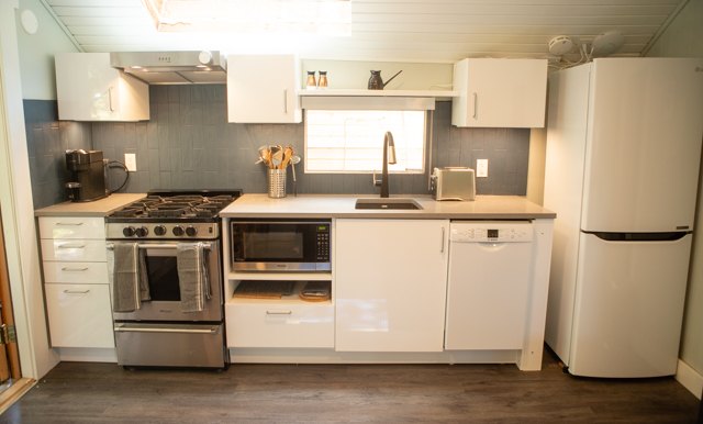 Fully equipped kitchen inside MayneWave